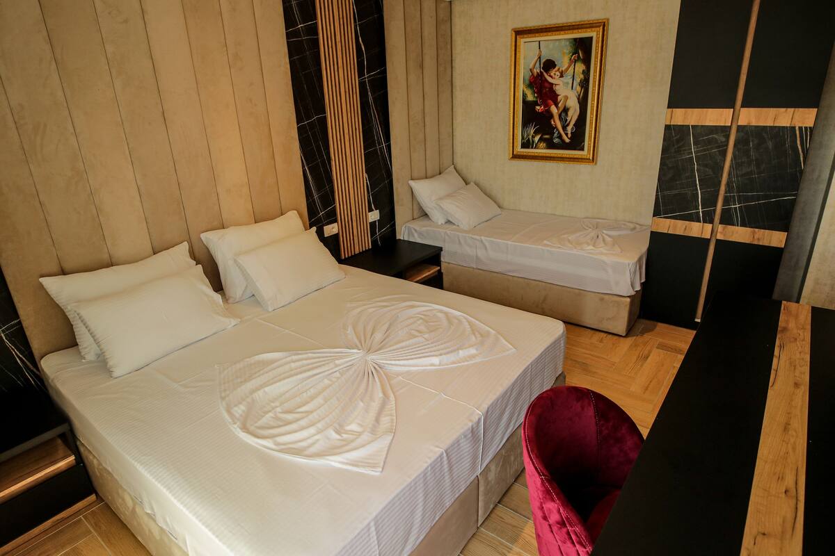 Chambre triple Deluxe | Minibar, coffre-fort, bureau, accès au Wi-Fi (inclus)