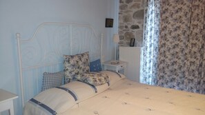 3 dormitoris, escriptori, planxa i posts de planxar i wifi 