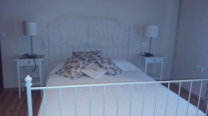 3 bedrooms, desk, iron/ironing board, WiFi