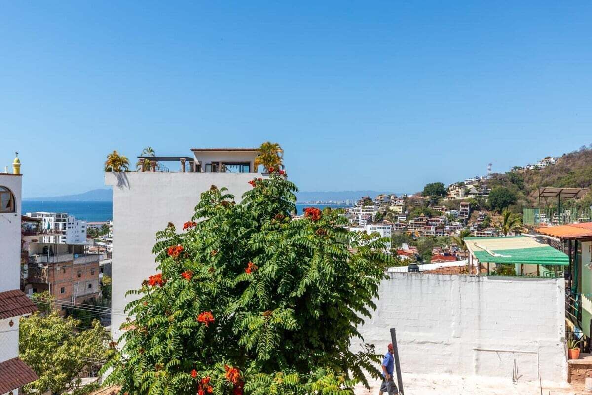Un edificio residencial con balcón que da a la costa.