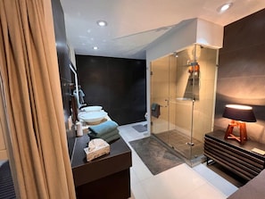 Douche, sèche-cheveux, serviettes fournies