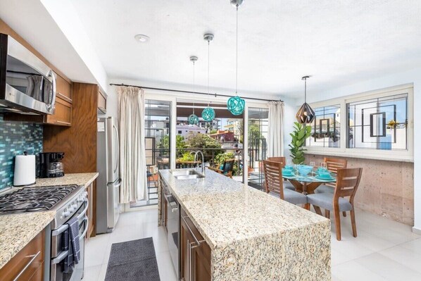 Kylskåp, mikrovågsugn, ugn och spishäll