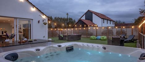 Tina de hidromasaje al aire libre