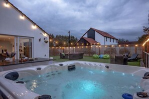 Outdoor spa tub - Halula's Key West Cottage, an insta-ready modern cottage (Westport)