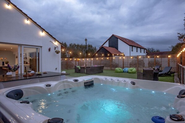 Tina de hidromasaje al aire libre