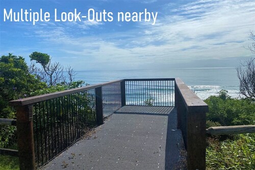 Pet friendly two Bedroom house, located close the the beach and main street!