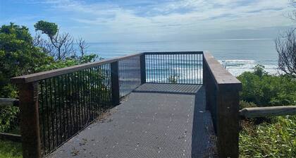 Pet friendly two Bedroom house, located close the the beach and main street!