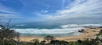 Pet friendly two Bedroom house, located close the the beach and main street!