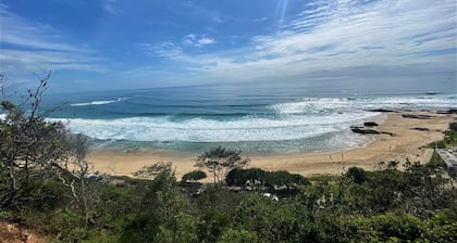 Pet friendly two Bedroom house, located close the the beach and main street!