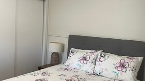 2 bedrooms, bed sheets - 2 Bellenger - Pet friendly two Bedroom house, located close the the beach and main street! (Nambucca Heads)