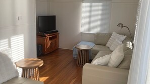 Smart TV - 2 Bellenger - Pet friendly two Bedroom house, located close the the beach and main street! (Nambucca Heads)
