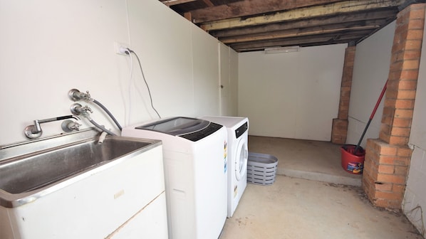 Interior - 2 Bellenger - Pet friendly two Bedroom house, located close the the beach and main street! (Nambucca Heads)