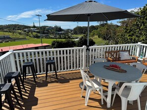 Outdoor dining - Pet friendly two Bedroom house, located close the the beach and main street! (Nambucca Heads)