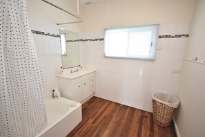 Combined shower/tub, hair dryer, towels