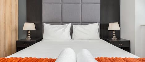 Apartamento clássico | 2 quartos, roupas de cama premium, espaço de trabalho para notebook
