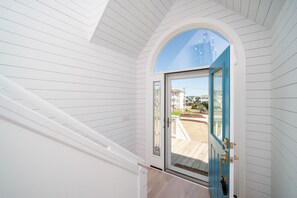 Interior - Oceanfront 7 BR, private beach access, 3 levels of beachfront decks (Atlantic Beach)