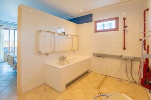 Combined shower/tub, towels