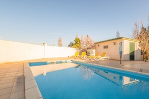 Utomhuspool och uppvärmd pool