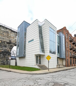 Un edificio moderno con facciata bianca e ampie finestre.