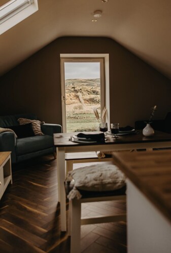 Stylish Cottage with hot tub and gorgeous views