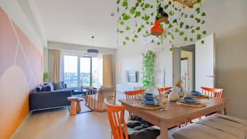 Departamento Deluxe, 3 habitaciones | Área de sala de estar | Televisión LCD de 50 pulgadas con canales vía satélite y televisión