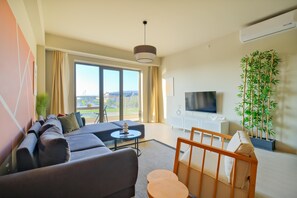 Appartamento Deluxe, 3 camere da letto | Area soggiorno | TV LCD 50 pollici con canali satellitari, TV, Netflix