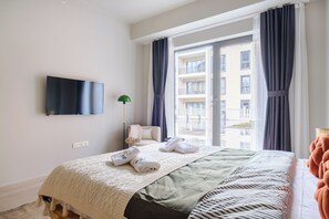 Apartamento luxo, 2 quartos | Quartos à prova de som, Wi-Fi de cortesia, acesso para cadeiras de rodas