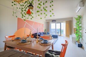 デラックス アパートメント 3 ベッドルーム | リビング エリア | 50 インチの液晶テレビ (衛星放送視聴可)、テレビ、Netflix