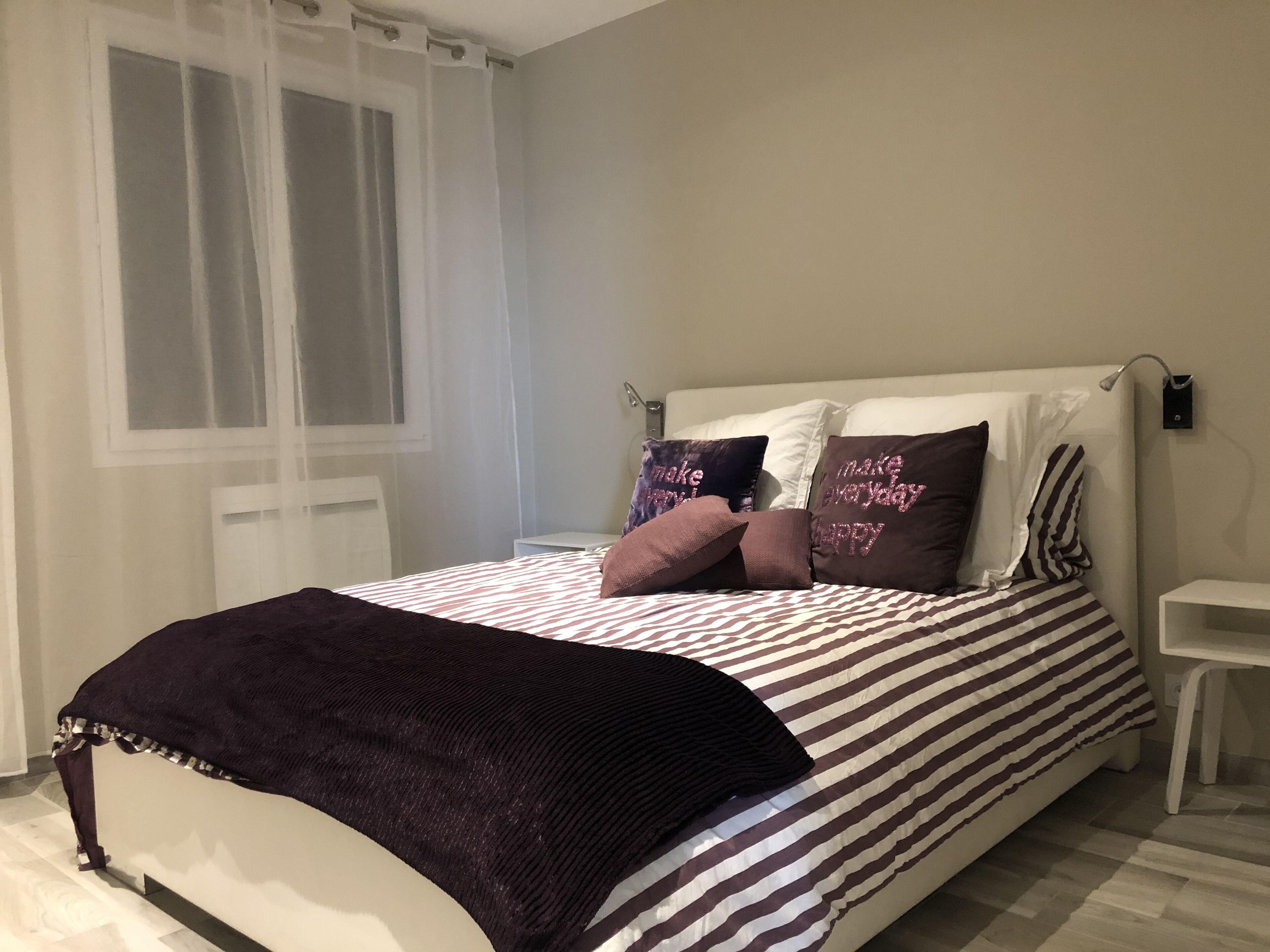 House with swimming pool on large enclosed grounds in the vineyard