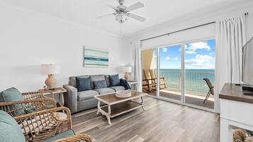 Smart TV, futbolito y libros