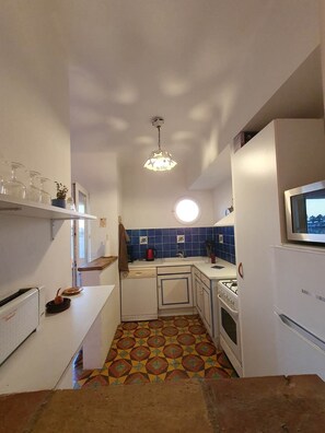 Refrigerador, horno, lavavajillas y cafetera y tetera 