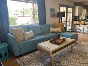 Una televisión, una mesa de tenis de mesa