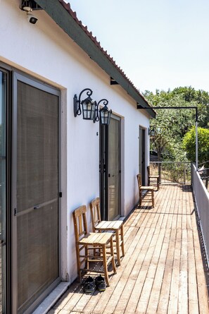 Junior Room, Non Smoking, Partial Sea View | Kalis bunyi, cadar katil