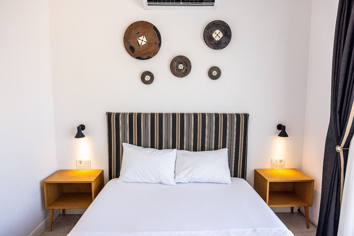 Habitación junior, para no fumadores, vista parcial al mar | Insonorización y ropa de cama