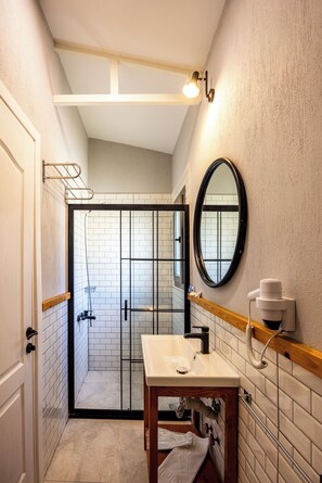 Junior-Zimmer, Nichtraucher, eingeschränkter Meerblick | Badezimmer | Dusche, Haartrockner, Hausschuhe, Handtücher