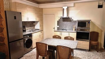 Een koelkast, een microgolfoven, een oven, een kookplaat