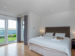 4 bedrooms, iron/ironing board, free WiFi, bed sheets - Celyn Y Mor Stunning Rhosneigr Family Beach House - Pass the Keys (Rhosneigr)