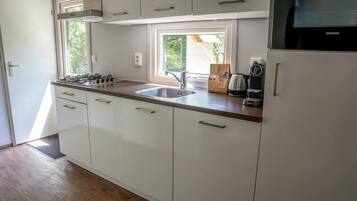 Jääkaappi, mikroaaltouuni, uuni, liesi