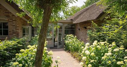 A luxury studio for 2 people which feels like a loft / hotel suite. With a private kitchen, an infrared sauna, and a lovely terrace. Directly located by the moors of Ermelo, and you can easily walk into the Speulder Forest through the gate.