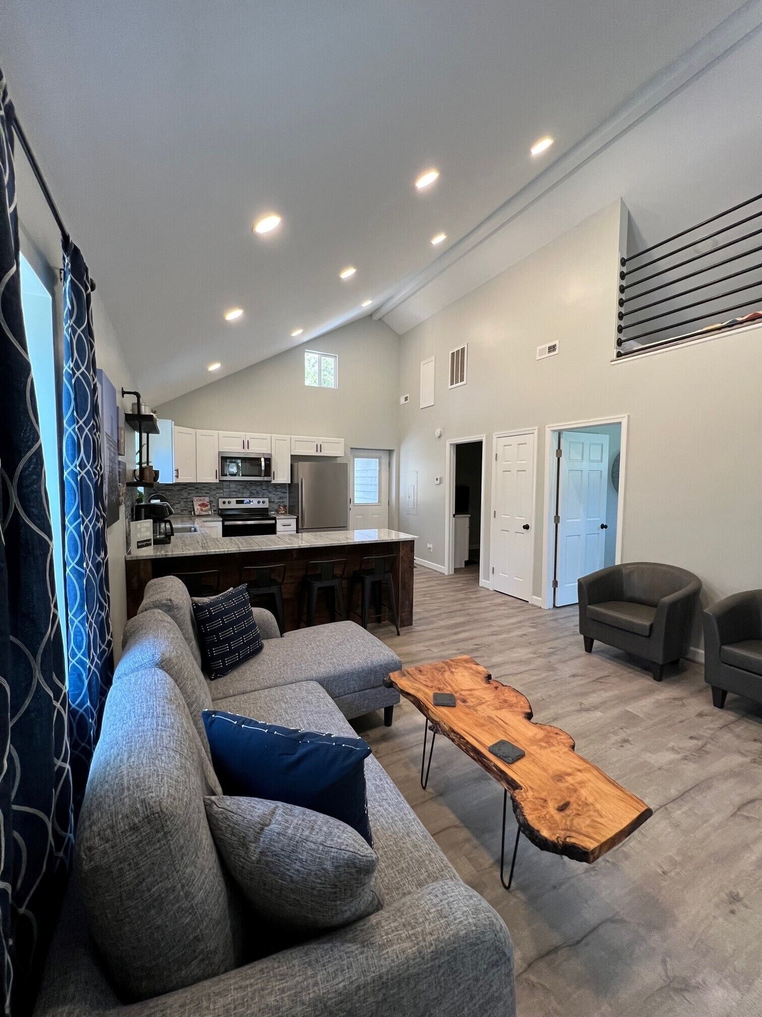 Fully Renovated Cottage - Minutes from Appalachian Trail & Carvins Cove