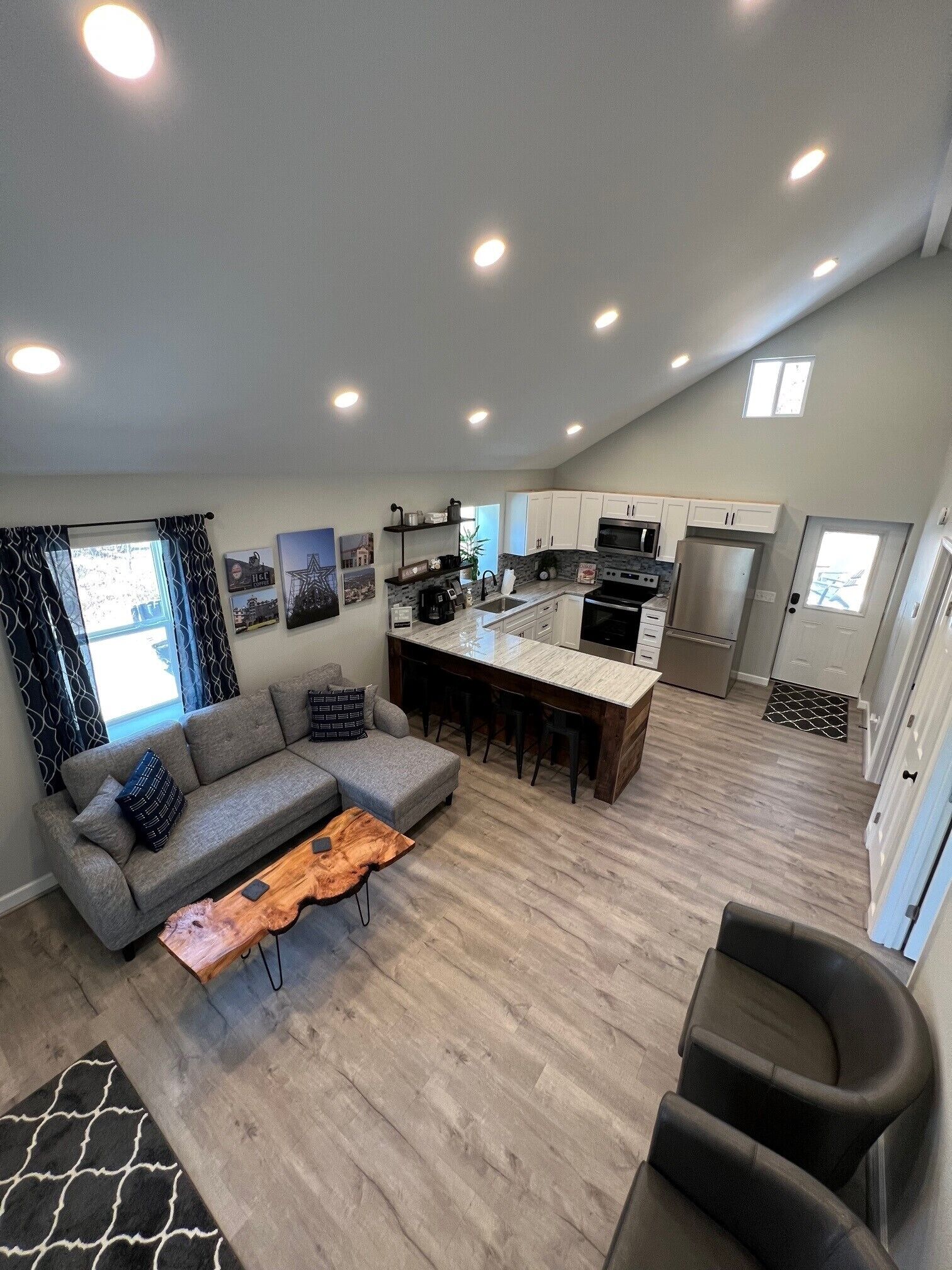 Fully Renovated Cottage - Minutes from Appalachian Trail & Carvins Cove