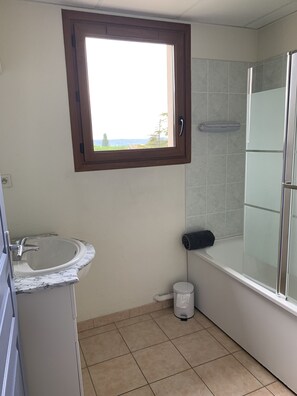 Kylpyamme, hiustenkuivaaja, pyyhkeet, vessapaperi