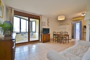 TV - Apartment in residence with swimming pool and parking (Uzès)
