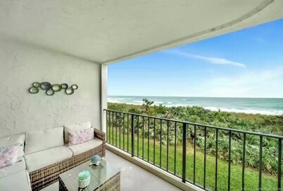 Relaxing Ocean front condo