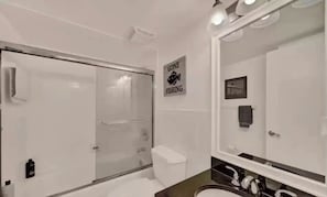 Combinazione doccia/vasca, asciugacapelli, asciugamani, sapone