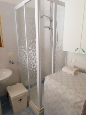 Dusche, Haartrockner, Bidet, Handtücher