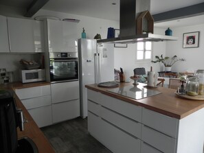 Kylskåp, mikrovågsugn, ugn och spishäll