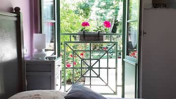 7 bedrooms, desk, iron/ironing board, travel cot