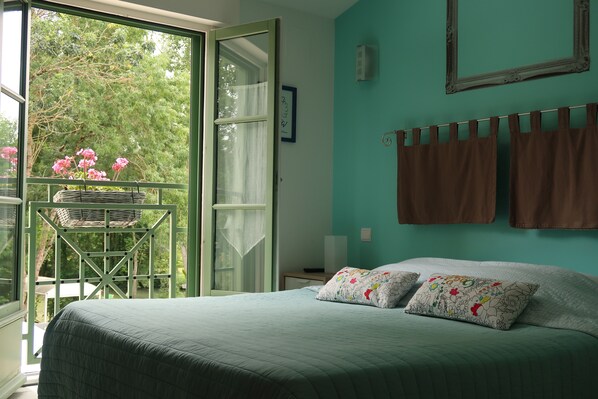 7 bedrooms, desk, iron/ironing board, travel cot