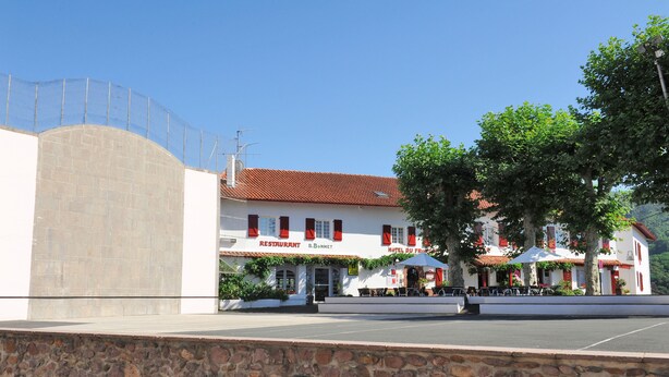 A building with a restaurant and a hotel.